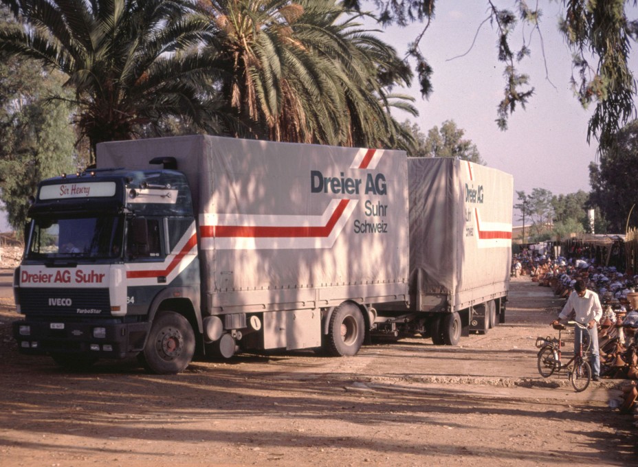 Dreier LKW in Marokko Strassenmarkt